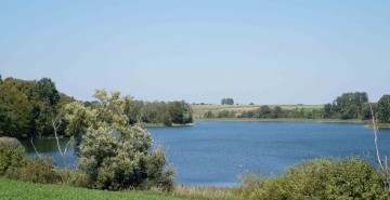 Jezioro w Długiem o powierzchni 108,6 ha, długości 6,2 km i szerokości 250 m.