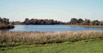 Jezioro w Kiełpinach i powierzchni 44,4 ha, długości 2,5 km i szerokości 330 m.