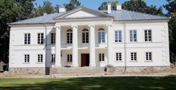 Pałac w Długiem wzniesiony prawdopodobnie przez Mariana Cissowskiego w pierwszej połowie XIX wieku.