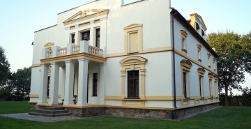 Dwór w Łapinóżku wzniesiony około połowy XIX wieku, przebudowany w 1905 roku przez Antoniego Gniazdowskiego. Na terenie posiadłości znajduje się skansen.